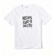 Bílé tričko s nápisem “Mustang Jeans Co. Since 1932”