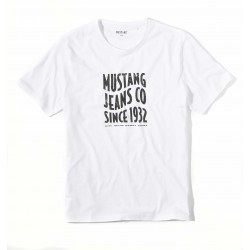 Bílé tričko s nápisem “Mustang Jeans Co. Since 1932”