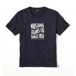Tmavě modré tričko s nápisem “Mustang Jeans Co. Since 1932”